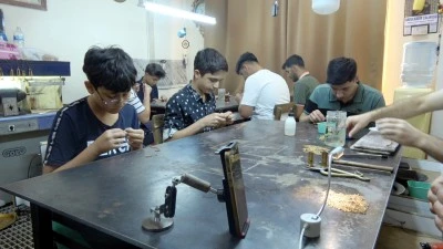 Kilis'te altın işlemeyi öğrenerek hayata sağlam bir meslekle adım atıyorlar