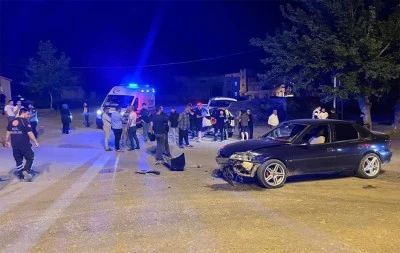 Kilis’te ambulans ile araç çarpıştı