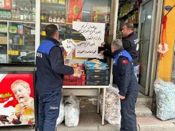 Kilis’te Arapça tabela ve posterler zabıta tarafından sökülüyor