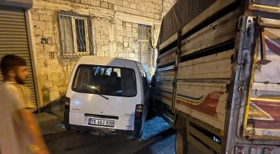 Kilis&rsquo;te Arefe Gecesi Freni Patlayan Kamyonet Minib&uuml;se &Ccedil;arptı