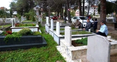 Kilis&rsquo;te Bayram Sabahı Mezarlıklarda Duygu Dolu Anlar