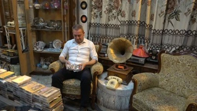 Kilis'te bir antikacı dükkanında sergilenen kaset ve plaklar ilgi çekiyor
