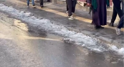 Kilis&rsquo;te Buzlu Kaldırımlar ve Yol Kenarları Tehlike Sa&ccedil;ıyor
