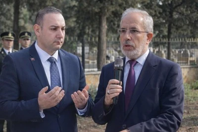 Kilis&rsquo;te &Ccedil;anakkale T&ouml;reninde &ldquo;Atat&uuml;rk&rdquo; Tartışması: Başkan Bilecen&rsquo;den M&uuml;ft&uuml; Bozkurt&rsquo;a Tepki