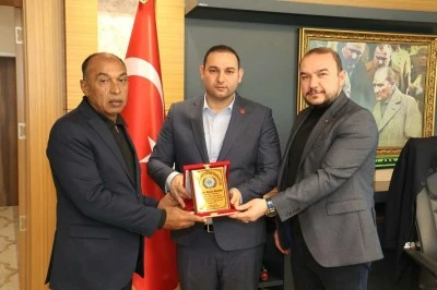  Kilis&rsquo;te &Ccedil;ift&ccedil;iye Destek Sağlayan Başkan Bilecen&rsquo;e Plaket