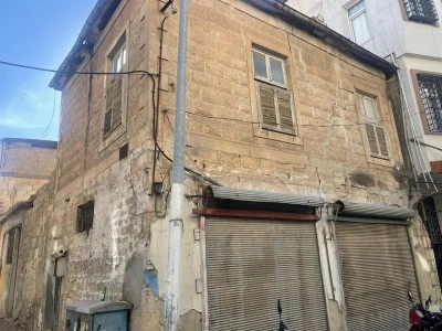 Kilis’te Çökme Tehlikesi Kapıda Metruk Bina Esnaf ve Mahalleliyi Korkutuyor