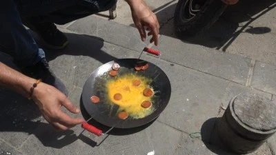 Kilis'te çölü aratmayan sıcaklıkta, asfalt üstünde sucuklu yumurta pişirildi