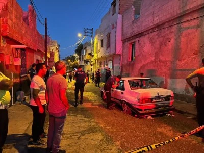 Kilis&rsquo;te Dehşet! Oturanların &Uuml;zerine Ara&ccedil; S&uuml;rd&uuml;: 2 Kişi Ağır Yaralandı