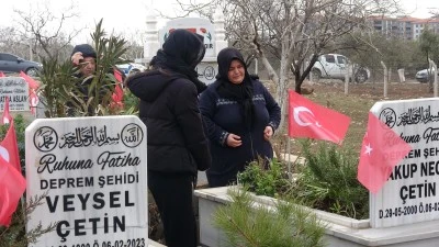 Kilis&rsquo;te deprem şehitleri kabirleri başında anıldı