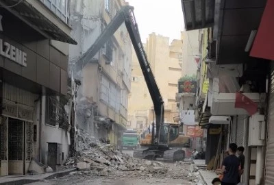Kilis'te Depremde hasar gören binaların yıkımı başladı