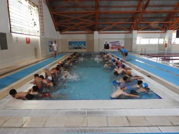 Kilis’te depremzede çocuklara yüzme eğitimi