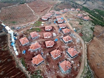 Kilis'te depremzedeler için yapılan köy evlerinin inşası sürüyor