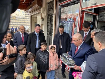 Kilis&rsquo;te Esnafı Ziyaret Etti, &Ccedil;ocuklara Oyuncak Dağıttı