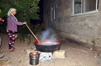 Kilis'te geleneksel yöntemle domates salçası yapımı