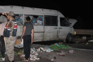 Kilis’te gıda yüklü minibüs devrilmesi sonucu karayolu trafiğe kapandı