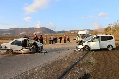 Kilis’te hafif ticari araç ile otomobil çarpıştı