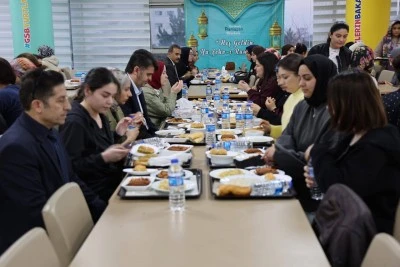 Kilis&rsquo;te İftarı Kız &Ouml;ğrencilerle, Sahuru Askerlerle Yaptı!