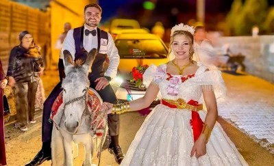Kilis’te ilginç düğün! Damat arabaya değil eşeğe bindi!