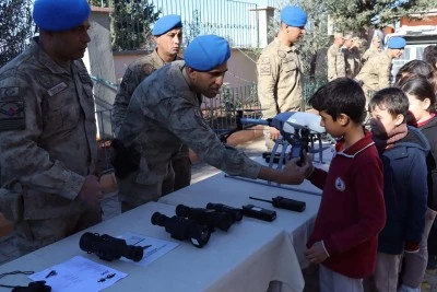 Kilis&rsquo;te Jandarma&rsquo;dan &Ouml;ğrencilere İHA, KİRPİ-1 ve Kobra-2 TTZA Zırhlı Ara&ccedil;lar Sergilendi