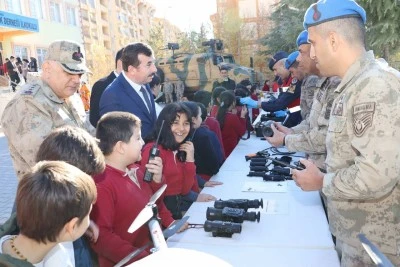 Kilis&rsquo;te Jandarmadan 1050 &Ouml;ğrenciye Yerli ve Milli G&uuml;&ccedil; Tanıtımı