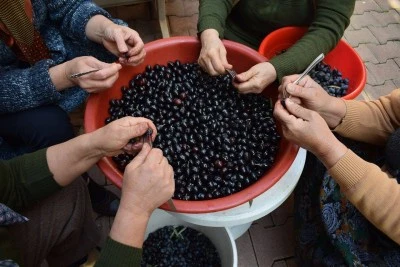 Kilis’te Kadınlar Geleneksel Yöntemle Tatlandırıyor