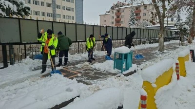 Kilis&rsquo;te Kar Belediyenin Mesaisi: Ekipler Kaldırımları Temizliyor