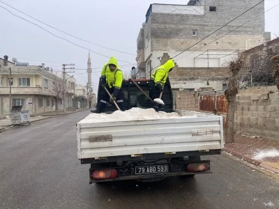 Kilis&rsquo;te Kar Yağışı Başladı, Belediye Ekipleri Tuzlama &Ccedil;alışmalarına Başladı