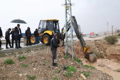 Kilis&rsquo;te Karnebi Kavşağı&rsquo;nı Su Bastı: Vali Kalaylı  &Ccedil;alışmaları Yerinde İnceledi
