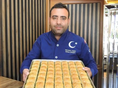 Kilis'te katkı maddesi kullanmadan ürettiği kuru baklavalarıyla müşterilerin beğenisini topluyor