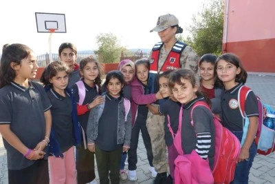 Kilis’te Köy Okullarında Jandarma Çevreyi Didik Didik İnceledi