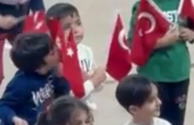Kilis&rsquo;te Minik &Ouml;ğrenci D&uuml;şen T&uuml;rk Bayrağını &Ouml;p&uuml;p Başına Koydu