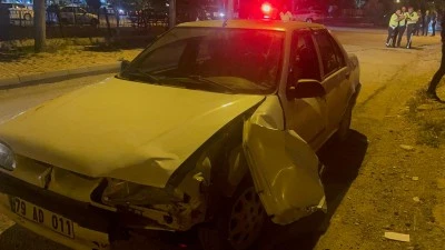 Kilis&rsquo;te Motosiklet ile Otomobil &Ccedil;arpıştı, 1&rsquo;i Ağır 2 Yaralı