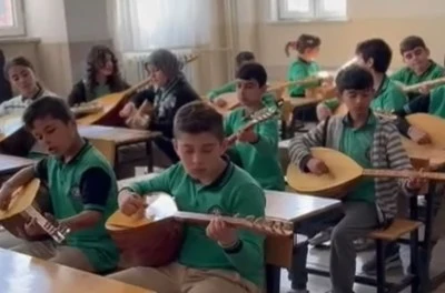 Kilis&rsquo;te &Ouml;ğrencilerinden Bağlamalı Aşık Veysel S&uuml;rprizi