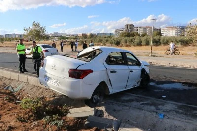 Kilis’te Otomobil Refüje Çarparak Devrildi: 2 Ağır Yaralı