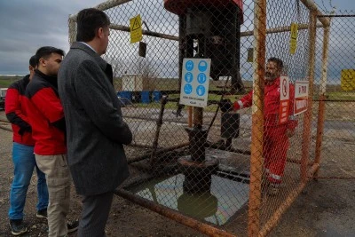 Kilis&rsquo;te Petrol &Ccedil;ıkan &Uuml;retim Alanı Vali Kalaylı Tarafından İncelendi