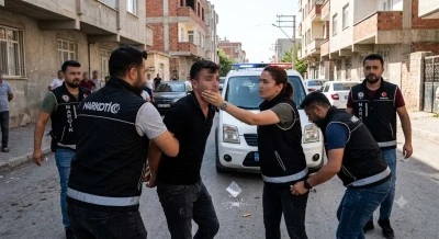 Kilis'te Polisi G&ouml;r&uuml;nce Uyuşturucuyu Ağzına Attı!  