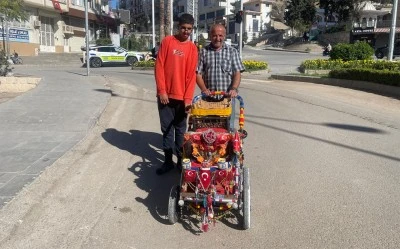 Kilis’te &quot;Mercedes 2026 Travego!&quot; ile ayakkabı boyacılığı yapıyor