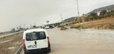 Kilis&rsquo;te Sağanak Felaketi: TOKİ Konutlarını Sel Bastı, Hatay Yolu Kapandı