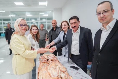 Kilis’te Sınav Çalışan Öğrencilere Sandviç İkramı