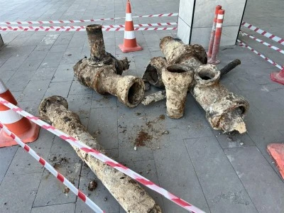 Kilis'te sökülen eski borular Belediyenin önünde sergileniyor