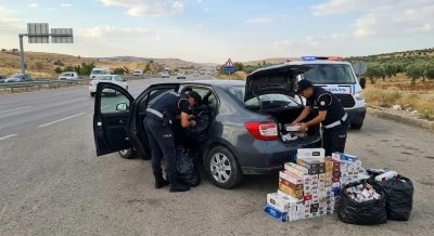  Kilis&rsquo;te Ş&uuml;phe &Uuml;zerine Durdurulan Ara&ccedil;tan Ka&ccedil;ak Sigara &Ccedil;ıktı