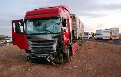 Kilis'te tır ile pikap çarpıştı: 3 yaralı