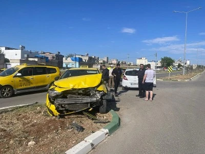 Kilis’te TOKİ Kavşağında Trafik Kazası: İki Otomobil Çarpıştı