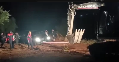 Kilis&rsquo;te Yağış Nedeniyle &Ccedil;amura Saplanan 2 Ara&ccedil; Kurtarıldı