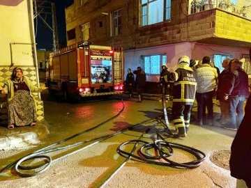 Kilis’te yangın çıkan eve vatandaşlar kovalarla su taşıdı