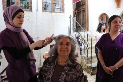  Kilis&rsquo;te Yaşlıların Sa&ccedil; ve Cilt Bakımı Yapıldı