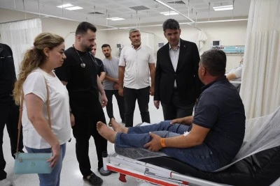  Kilis'te Yol Yama &Ccedil;alışmasında Kamyon Devrildi: 2 Yaralı