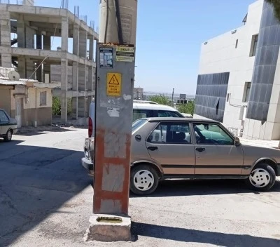 Kilis'te yolun ortasında kalan elektrik direği tehlike oluşturuyor!