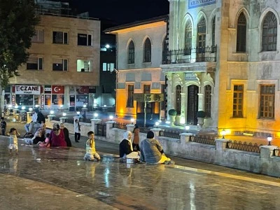 Kilis Valiliği önü ailelerin oturma, çocukların oyun alanı haline geldi