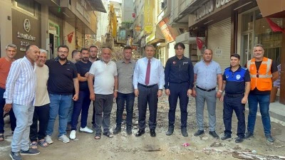 Kilis Valisi Şahin yıkılan binada incelemelerde bulundu